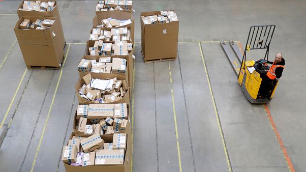 Un trabajador en la planta de Amazon en Praga Un trabajador en la planta de Amazon en Praga