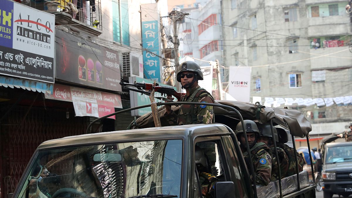 Bangladeş'te halk, silahların gölgesinde seçime gitti