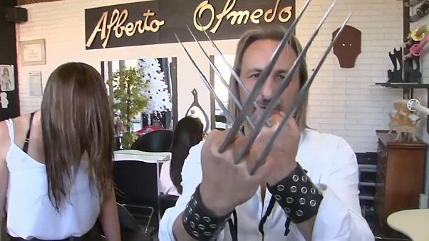 Alberto Olmedo também corta cabelo usando a técnica do "Wolverine" Alberto Olmedo também corta cabelo usando a técnica do "Wolverine"