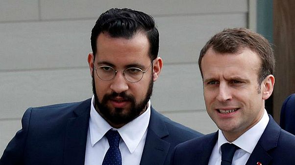 رغم عزله.. حارس ماكرون يدافع عن استخدامه جوازي سفر دبلوماسيين رغم عزله.. حارس ماكرون يدافع عن استخدامه جوازي سفر دبلوماسيين