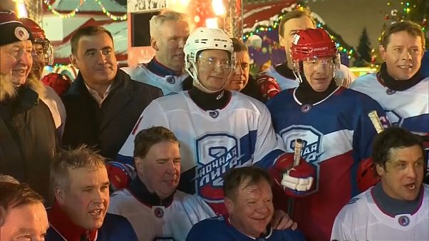 Владимир Путин сыграл в хоккей на Красной площади Владимир Путин сыграл в хоккей на Красной площади