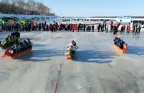 شاهد: قوارب التنين في سباق على الجليد بالصين