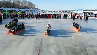 شاهد: قوارب التنين في سباق على الجليد بالصين