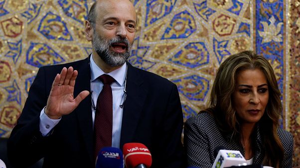 وزيرة أردنية تدوس على العلم الإسرائيلي .. وتل أبيب تحتج لدى عمان وزيرة أردنية تدوس على العلم الإسرائيلي .. وتل أبيب تحتج لدى عمان