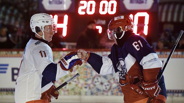 Putin als Torjäger: Fünf Volltreffer beim Eishockey auf Rotem Platz Putin als Torjäger: Fünf Volltreffer beim Eishockey auf Rotem Platz