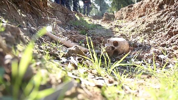 Children's remains discovered in mass grave in Iraq Children's remains discovered in mass grave in Iraq