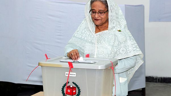 Başbakan Şey Hasina oyunu kullanırken, Dakka, Bangladeş Başbakan Şey Hasina oyunu kullanırken, Dakka, Bangladeş