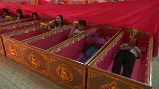 تایلند؛ خوابیدن داخل تابوت در شب سال نو میلادی 