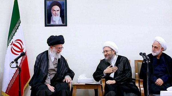 زیباکلام: رهبر بیطرف نیست و آملی لاریجانی به گروههای تندرو تمایل دارد زیباکلام: رهبر بیطرف نیست و آملی لاریجانی به گروههای تندرو تمایل دارد