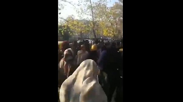 قوات الأمن الإيرانية تشتبك مع طلاب يحتجون على حادث حافلة قوات الأمن الإيرانية تشتبك مع طلاب يحتجون على حادث حافلة