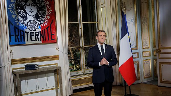 Macron yeni yıl mesajında sarı yeleklileri eleştirdi Macron yeni yıl mesajında sarı yeleklileri eleştirdi