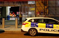 Ein Polizeiauto steht vor der Manchester Victoria Station