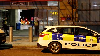 Ein Polizeiauto steht vor der Manchester Victoria Station
