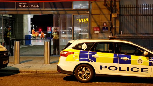 Ein Polizeiauto steht vor der Manchester Victoria Station Ein Polizeiauto steht vor der Manchester Victoria Station