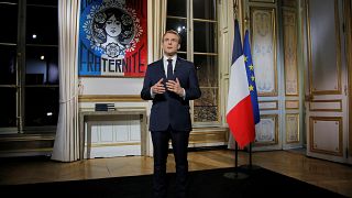 Discurso de Ano Novo de Macron dominado pelos coletes amarelos