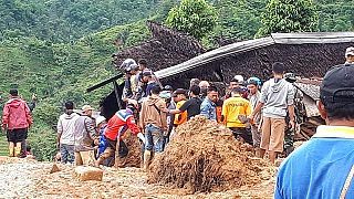 Több tucat embert temetett maga alá a sár Indonéziában