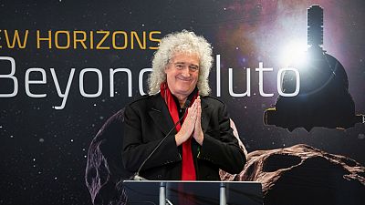 Queen Gitarrist und NASA feiern New Horizons Erfolg: 6,5 Mrd km weg