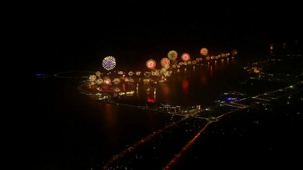 شاهد: أبو ظبي تحتفل بالعام الجديد بتحطيم رقم غينيس للألعاب النارية شاهد: أبو ظبي تحتفل بالعام الجديد بتحطيم رقم غينيس للألعاب النارية