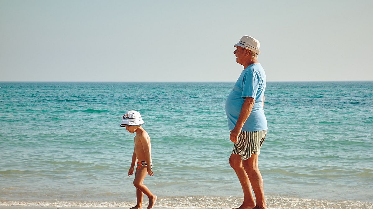 Großbritannien will Einsamkeit bekämpfen: Familien sollen Großeltern mit in den Urlaub nehmen