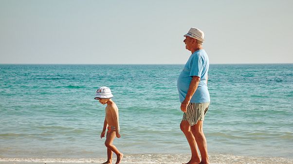 Reino Unido propone llevar a los abuelos de vacaciones para combatir la soledad Reino Unido propone llevar a los abuelos de vacaciones para combatir la soledad