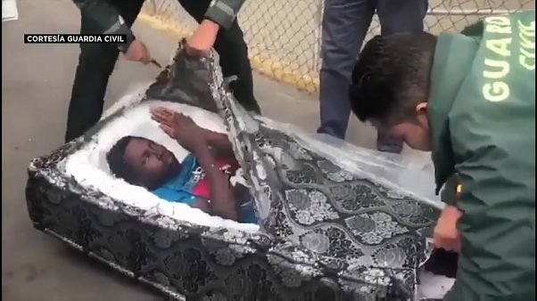 La policía española halla personas escondidas en colchones para cruzar clandestinamente la frontera La policía española halla personas escondidas en colchones para cruzar clandestinamente la frontera