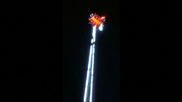 Francia: pasan el Año Nuevo atrapados a 52 metros en una atracción de feria Francia: pasan el Año Nuevo atrapados a 52 metros en una atracción de feria