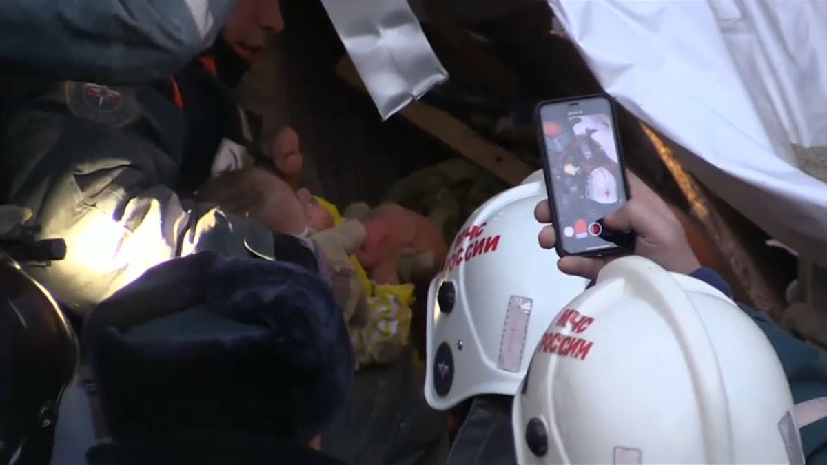 В Магнитогорске под завалами нашли живого ребёнка