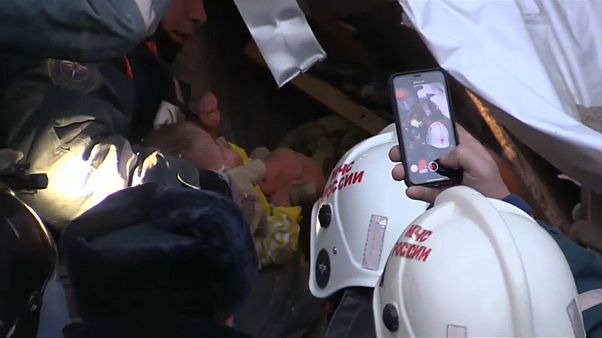 В Магнитогорске под завалами нашли живого ребёнка В Магнитогорске под завалами нашли живого ребёнка