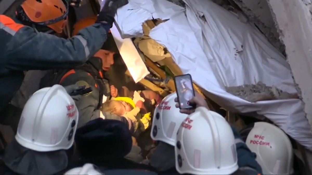 Rescatan un bebé entre los gélidos escombros de la explosión en los Urales en Rusia