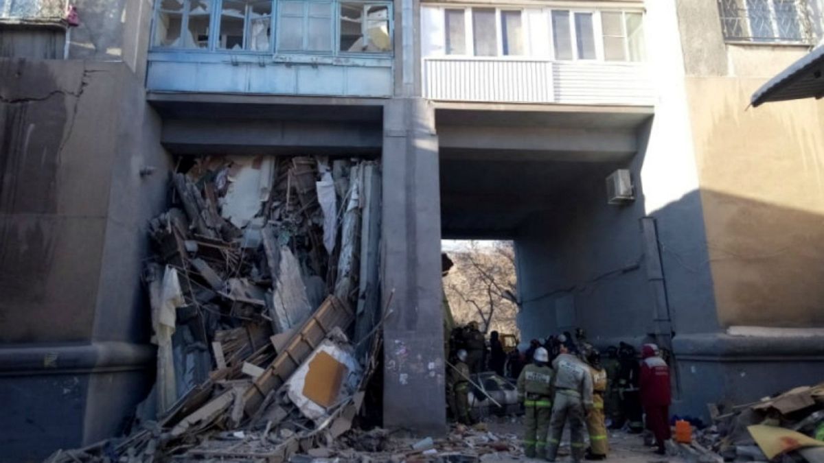 العثور على رضيع حي تحت أنقاض عقار بعد انفجار غازي في روسيا