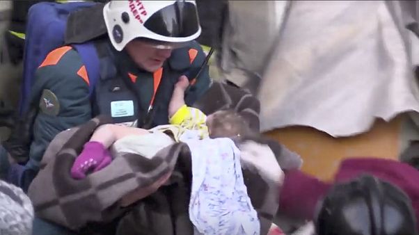 Magnitogorsk: 10 Monate altes Baby aus Trümmern gerettet Magnitogorsk: 10 Monate altes Baby aus Trümmern gerettet
