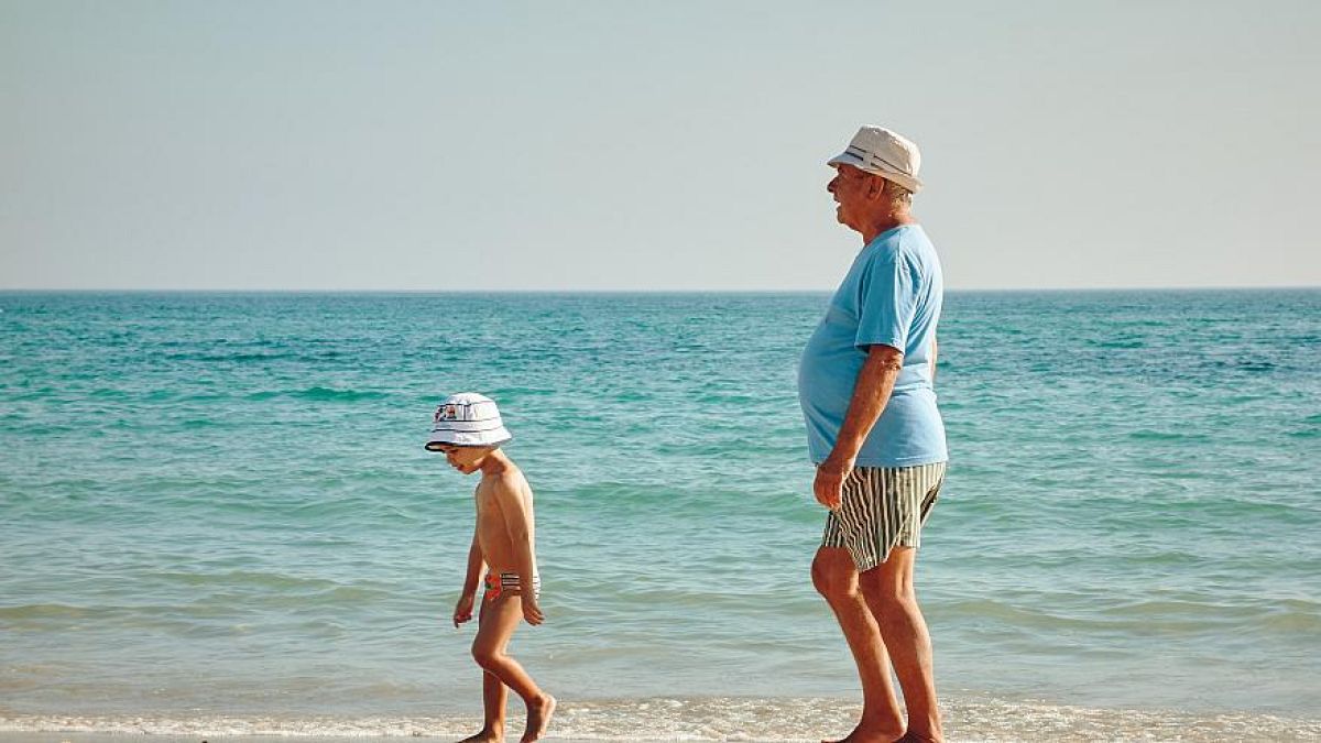 Kötelező lesz nyaralni vinni a nagyszülőket a briteknek