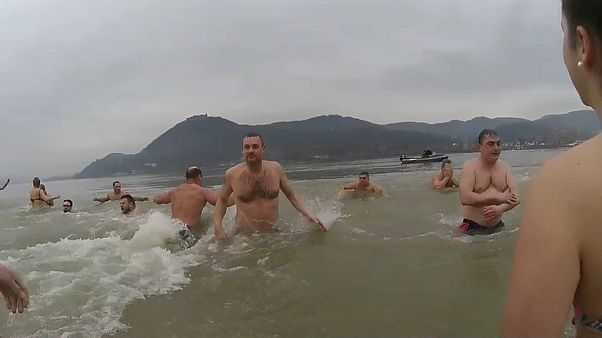 Πρωτοχρονιάτικες βουτιές σε παγωμένα νερά Πρωτοχρονιάτικες βουτιές σε παγωμένα νερά