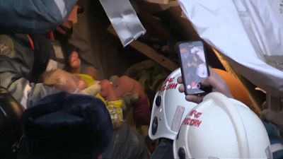 شاهد: العثور على طفل تحت أنقاض المبنى المنهار وسط روسيا وهو في حالة حرجة