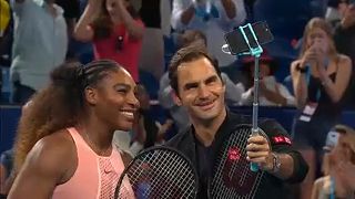 Serena Williams vs Roger Federer: il selfie della leggenda