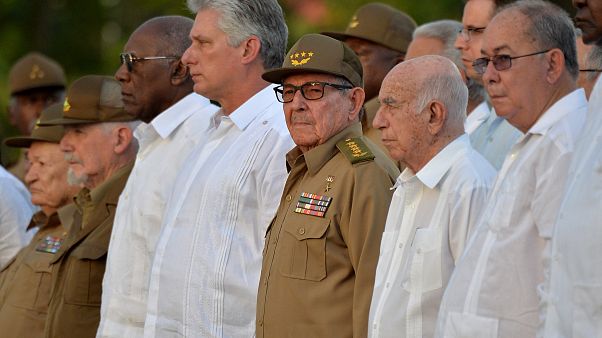 Kubas Präsident Diaz-Canel und Raúl Castro stehen neben anderen Männern Kubas Präsident Diaz-Canel und Raúl Castro stehen neben anderen Männern