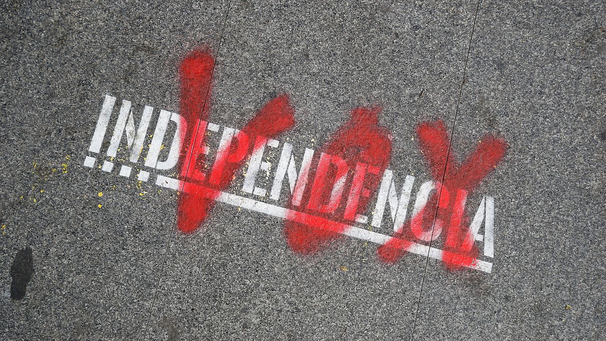 "Vox" ist in roter Farbe über "Independencia" auf den Boden gesprayt