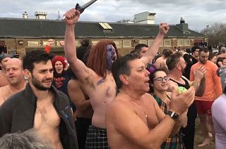 شاهد: أمريكيون يندفعون للسباحة في مياه باردة إلى حد التجمد في بوسطن