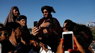 عکس از رویترز      سلفی گرفتن مردم با یکی از نیروهای طالبان در کابل