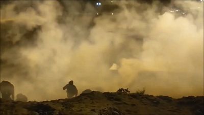 شاهد: جنود أمريكيون يطلقون الغاز المسيل للدموع على مهاجرين مكسيكيين يوم رأس السنة