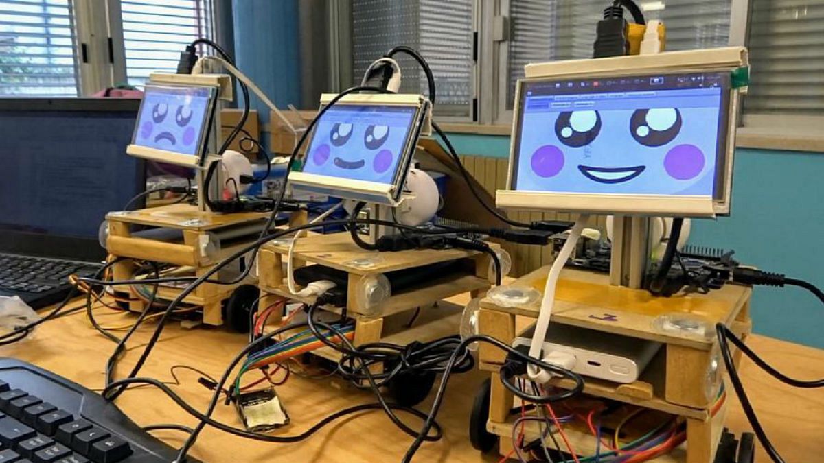 رباتی که قرار است به دانش‌آموزان نوشتن بیاموزد 