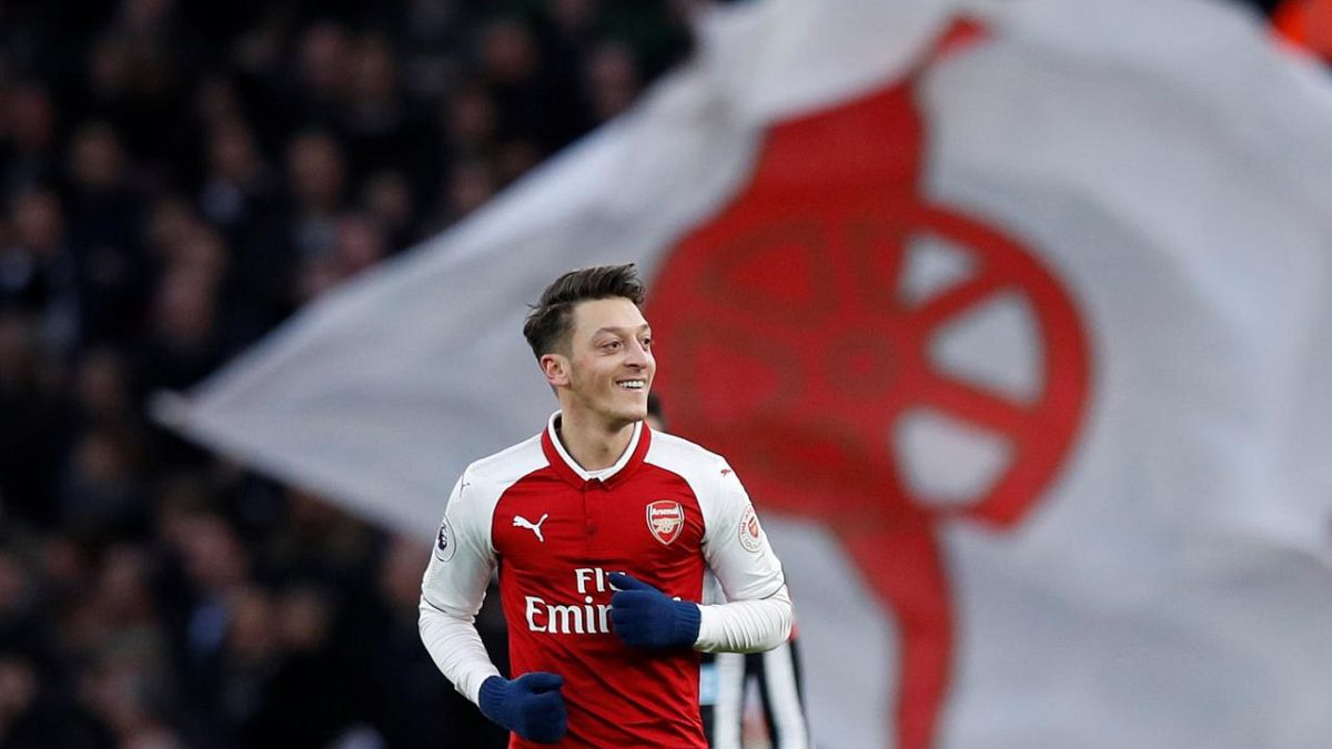 Özil'in menajeri son noktayı koydu: Arsenal'de kalıyor
