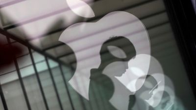 Apple-Logo-Reflektionen und Silhouette eines Menschen