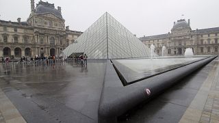 2013-as kép a Louvre épületegyütteséről