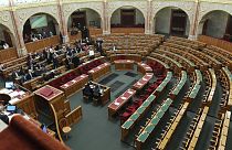 A Parlament lépcsőjén végződött a rendkívüli ülés