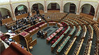 A Parlament lépcsőjén végződött a rendkívüli ülés