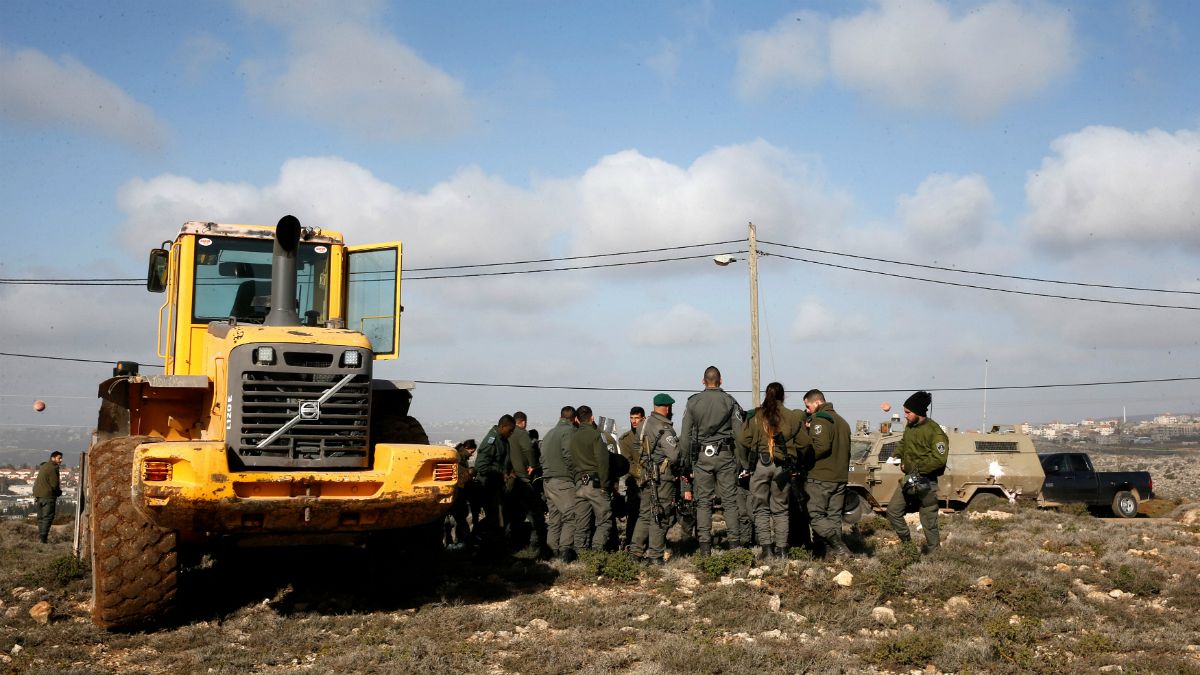 پلیس اسرائیل شهرک‌نشینان را از یک پاسگاه  در کرانه باختری بیرون کرد