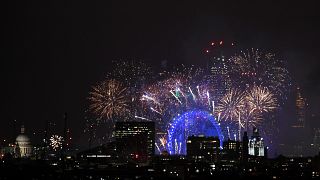 Des feux d'artifice illuminent le ciel londonien pour le nouvel an