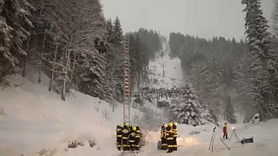 شاهد: إنقاذ سائحين عالقين وسط عاصفة ثلجية في جبال النمسا