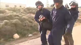شاهد: شرطة إسرائيل تطرد مستوطنين من موقع غير قانوني بالضفة الغربية